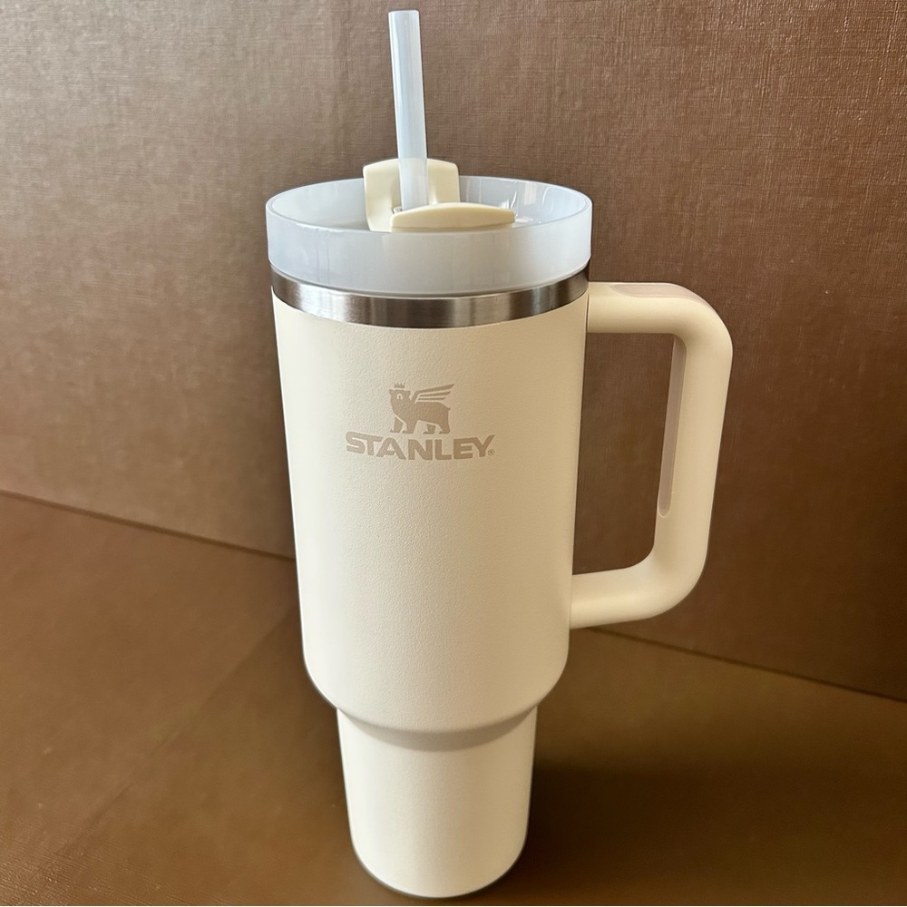 Stanley Tumbler Quencher 40 ounces cream